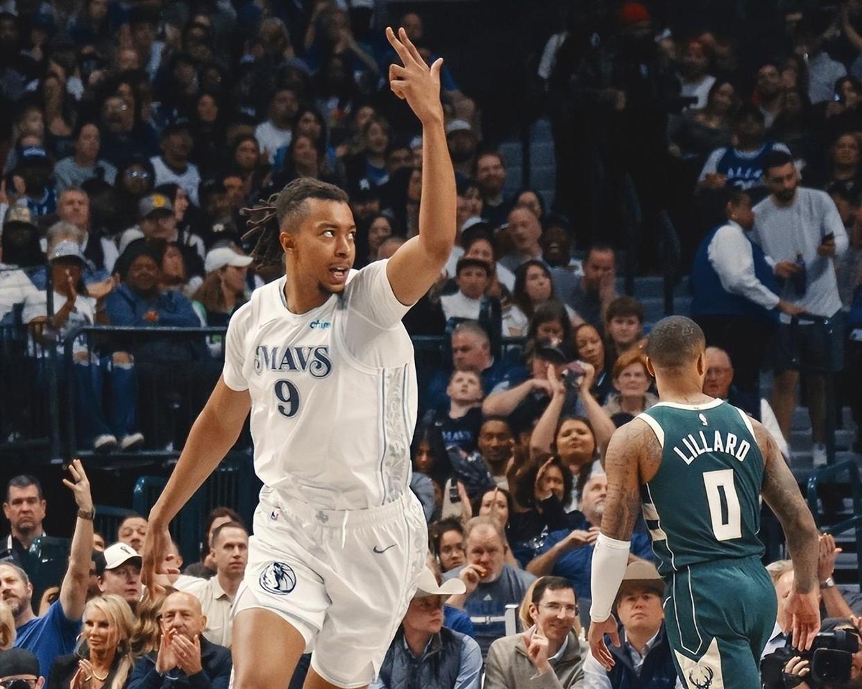 FB体育APP-包含雄鹿客场告捷，状态持续火热领跑东部的词条