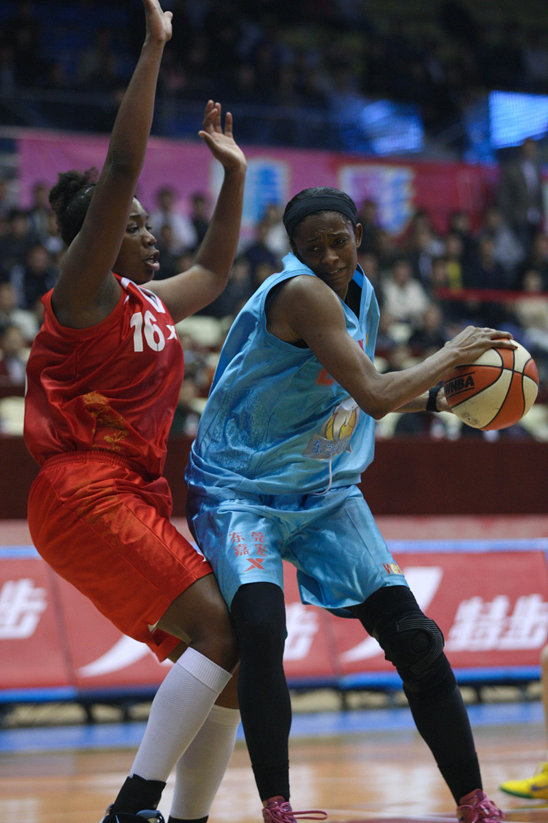 激情碰撞!球场上发生全新剧情 激情碰撞!球场上发生全新剧情