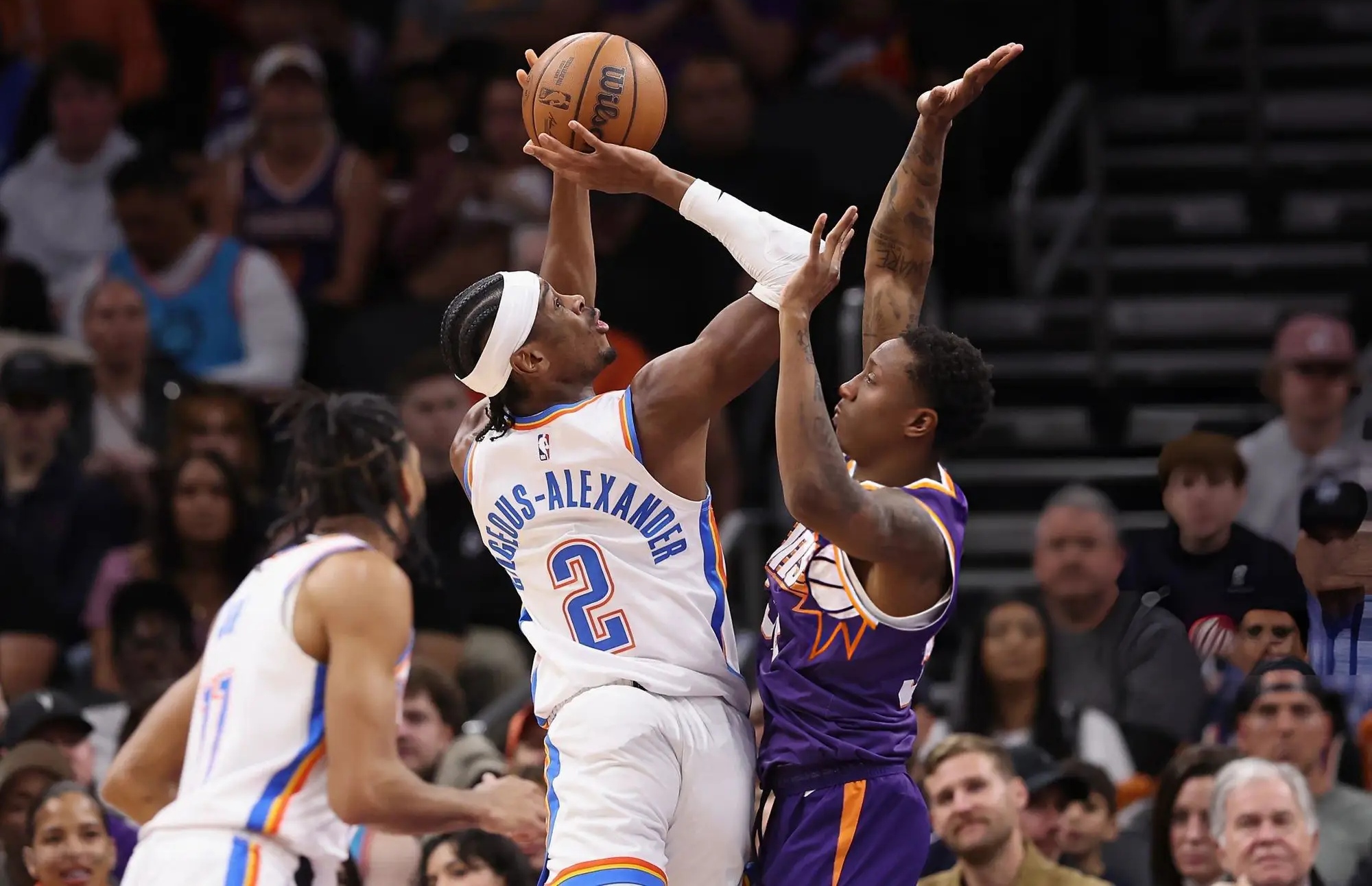 FB体育-太阳击败雷霆取得两连胜，布克关键时刻爆发表现