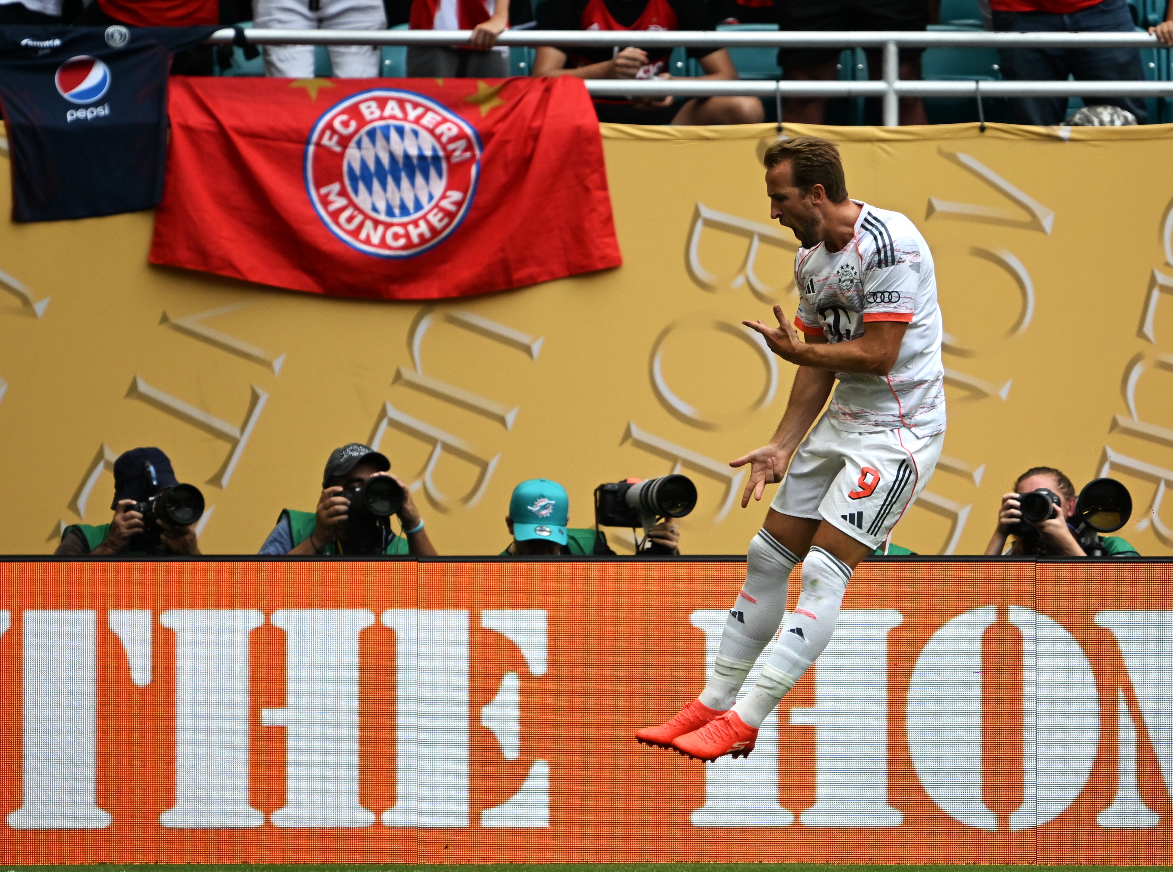 拜仁慕尼黑主场2-1击败多特蒙德,豪取联赛八连胜 拜仁慕尼黑主场2-1击败多特蒙德,豪取联赛八连胜