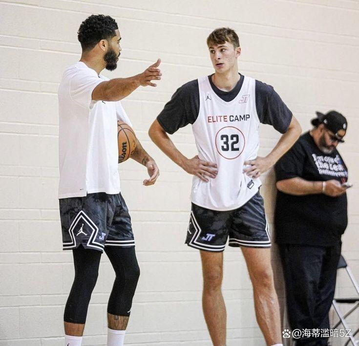 FB体育-独行侠主场不敌尼克斯：唐西奇单核难撑场面，饮恨失利