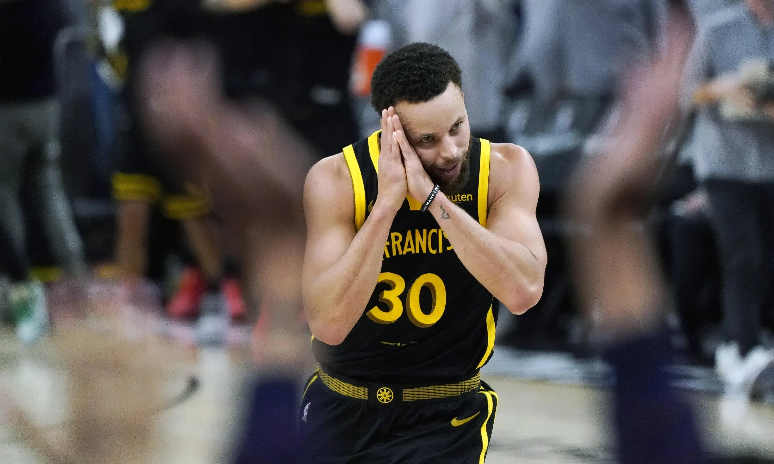 勇士大胜马刺,取得四连胜 勇士大胜马刺,取得四连胜