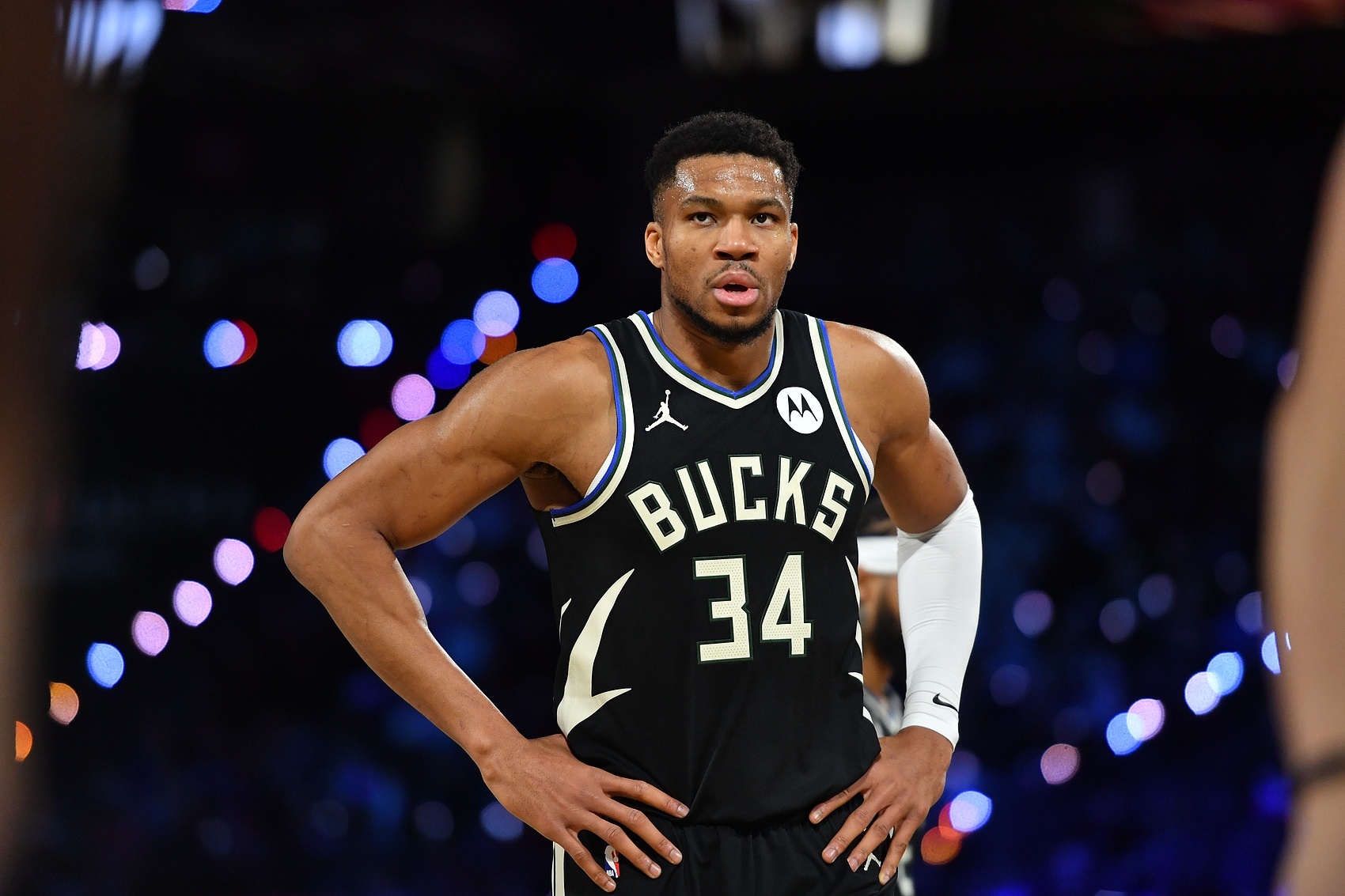 雄鹿主场险胜马刺，米德尔顿33分8篮板